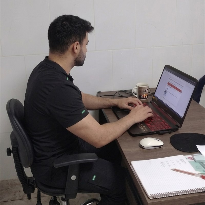 Pedro Barrera trabajando en su escritorio con la herramienta abierta en el computador